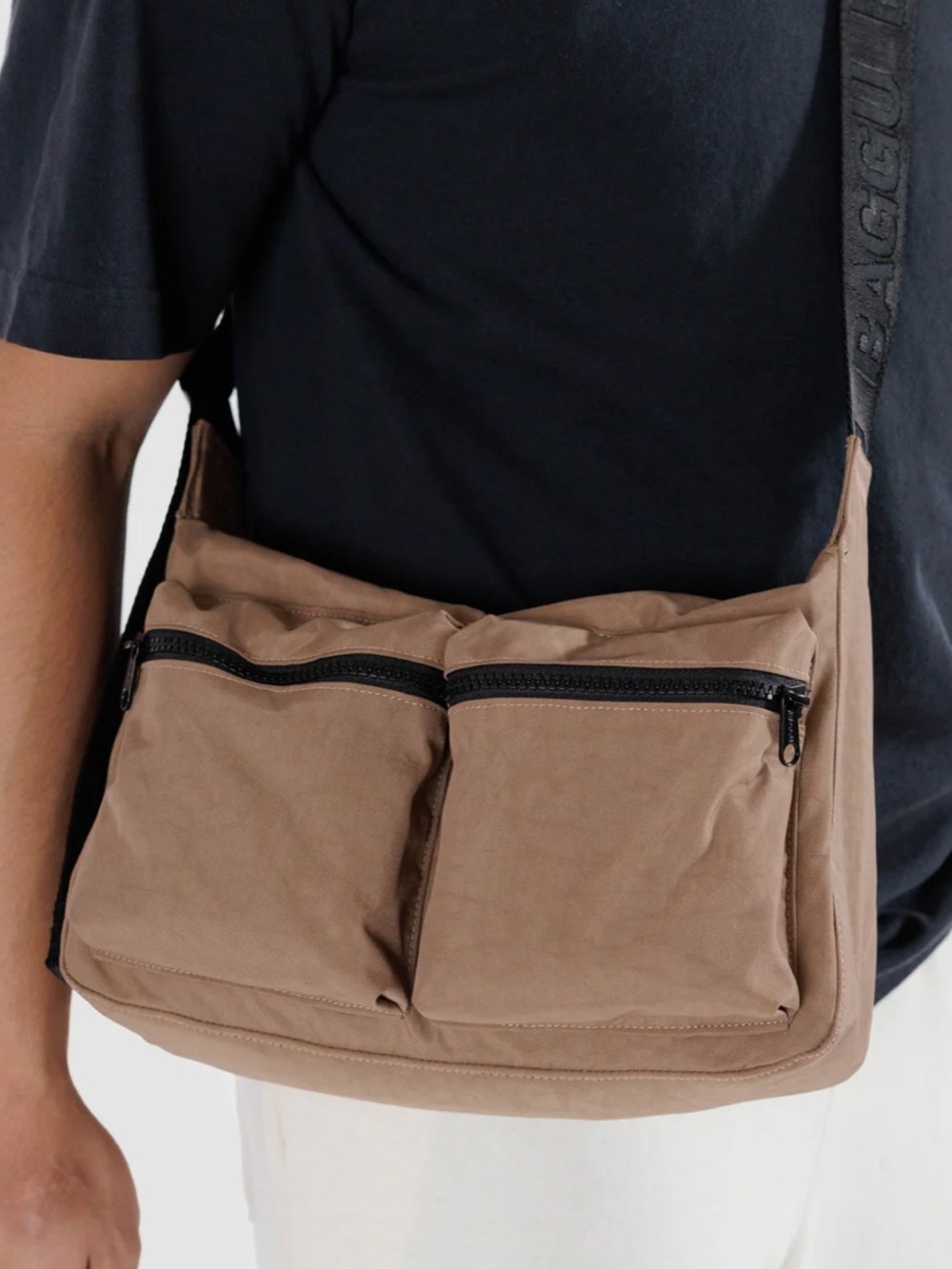 BAGGU MEDIUM CARGO CROSSBODY - CACOA - Picture 2 of 14